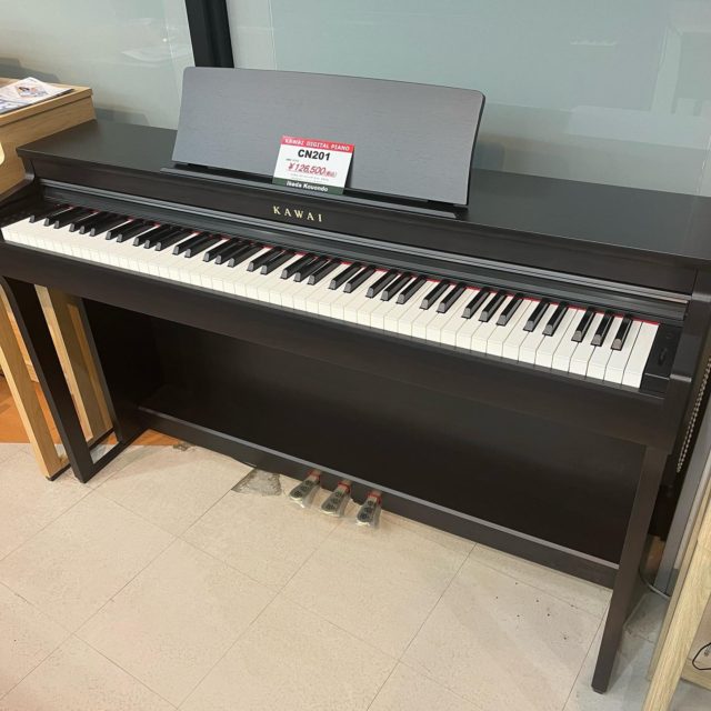 カワイデジタルピアノ

CN201

タッチ、音、機能のすべてにこだわったベーシックモデル。

お値段もお求めやすく、これからピアノを始める方にオススメな電子ピアノです♪

風の街ショップにて展示販売中✨
ぜひご試弾ください。

@ikeda_kouondo_shop 

#カワイ #kawai #ピアノ #電子ピアノ #習い事 #ピアノ教室 #ピアノ練習 #コスパ最高 #風の街ショップ #楽器店 #音楽教室 #滋賀 #長浜 #米原 #彦根 #イケダ光音堂
